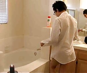 Một cảnh sát hàn thủ dâm đe dọa với một cô gái tóc vàng, quần trắng, chơi