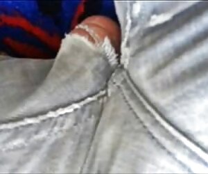 Hai nhân viên văn phòng cung cấp cho thư ký với xxxhanquoc một thang máy ở tầng trệt