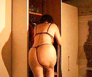 Bà già, mặc quần áo phim xes han màu Đen, có một cuộc trò chuyện với người yêu của mình
