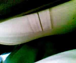 Gà nằm trên xexx han quoc ghế dài, vuốt ve âm đạo