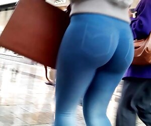 Một người phim xet gai han quoc đàn ông đeo kính, một cô gái với một lưỡi